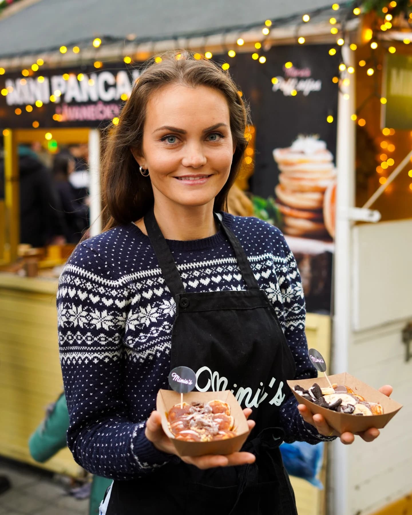 Michaela podává lívanečky hostům na večerní akci