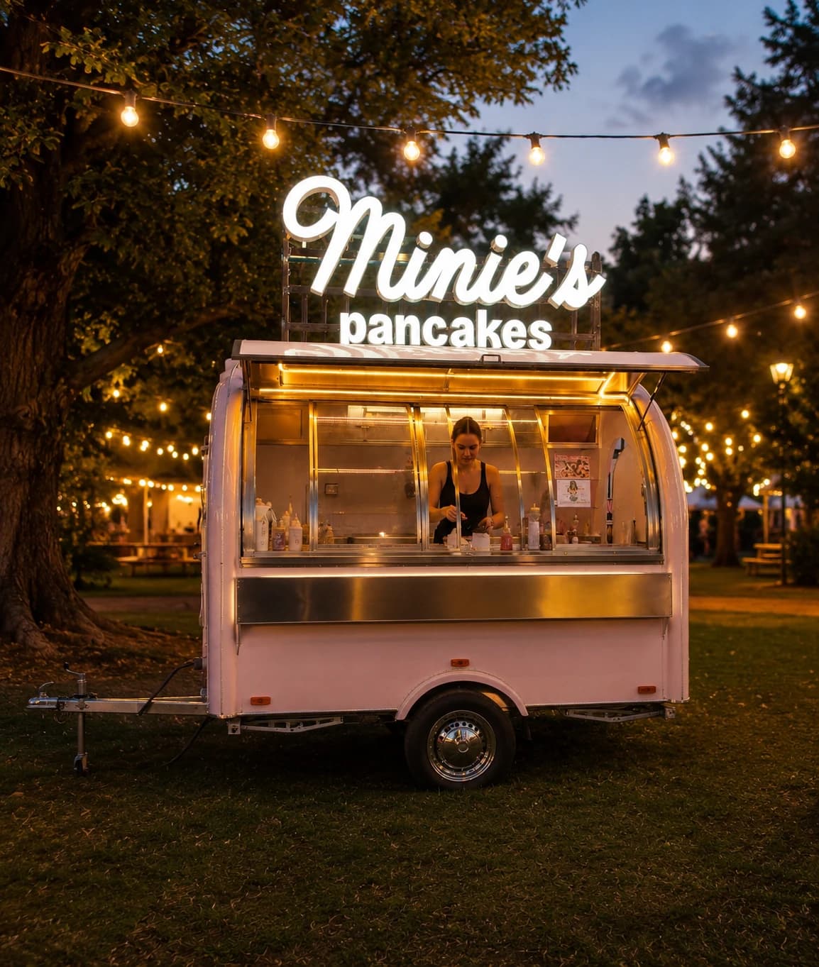 Růžový foodtruck Minie's se svítícím neonem